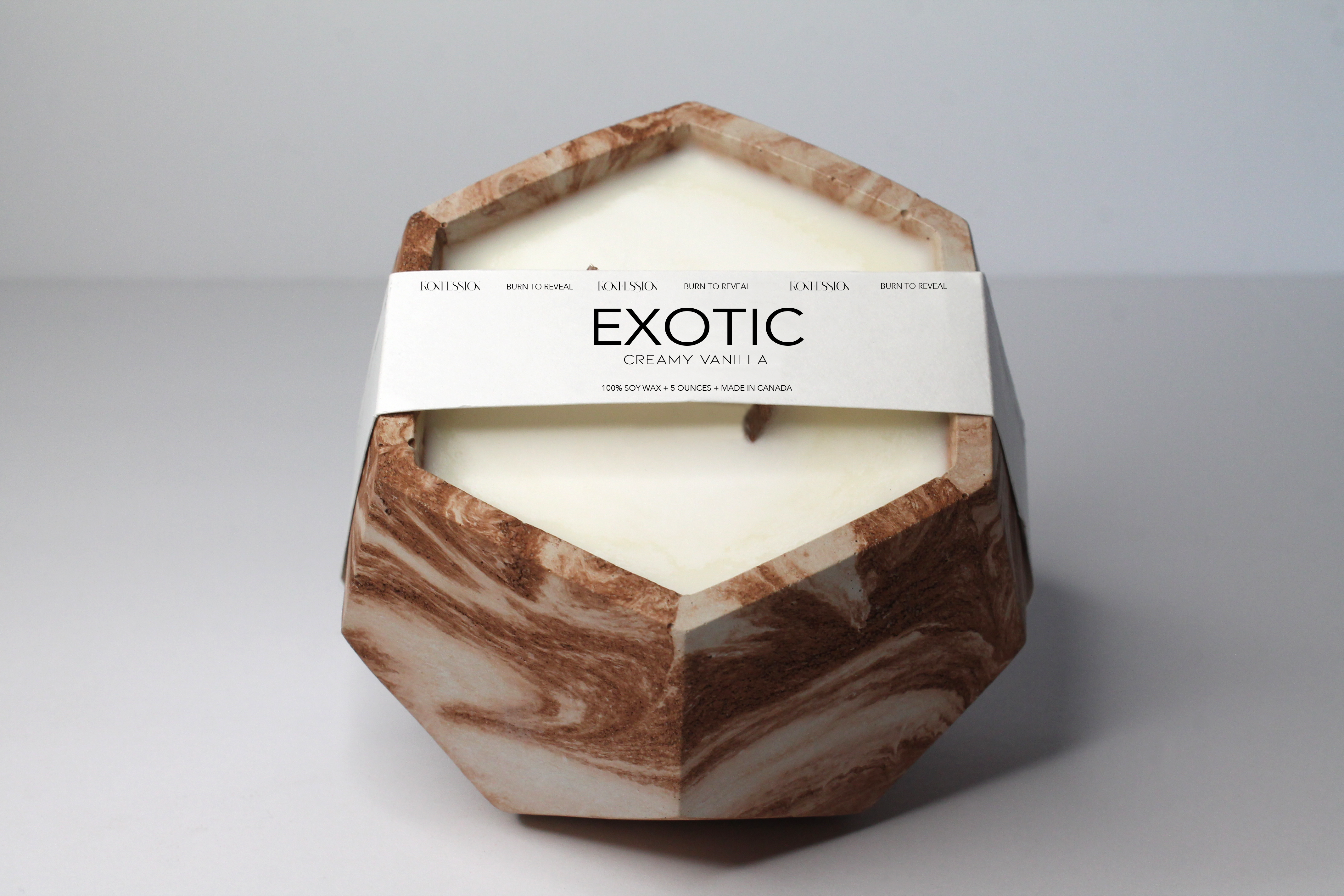 Exotic cement candle in the scent of vanilla.